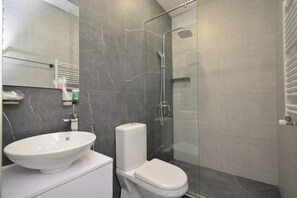 Dusche, Haartrockner, Handtücher, Seife