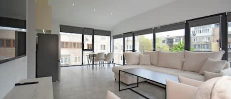 Familienapartment | Wohnbereich | Fernseher