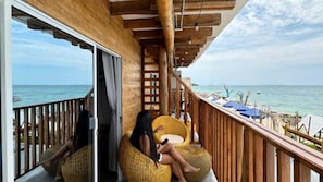 Chambre quadruple, balcon, vue sur la plage | Terrasse/patio