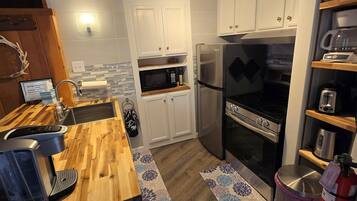 Coffee/tea maker, fridge, microwave, oven