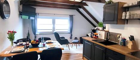 Réfrigérateur, un four, surface de cuisson, lave-vaisselle