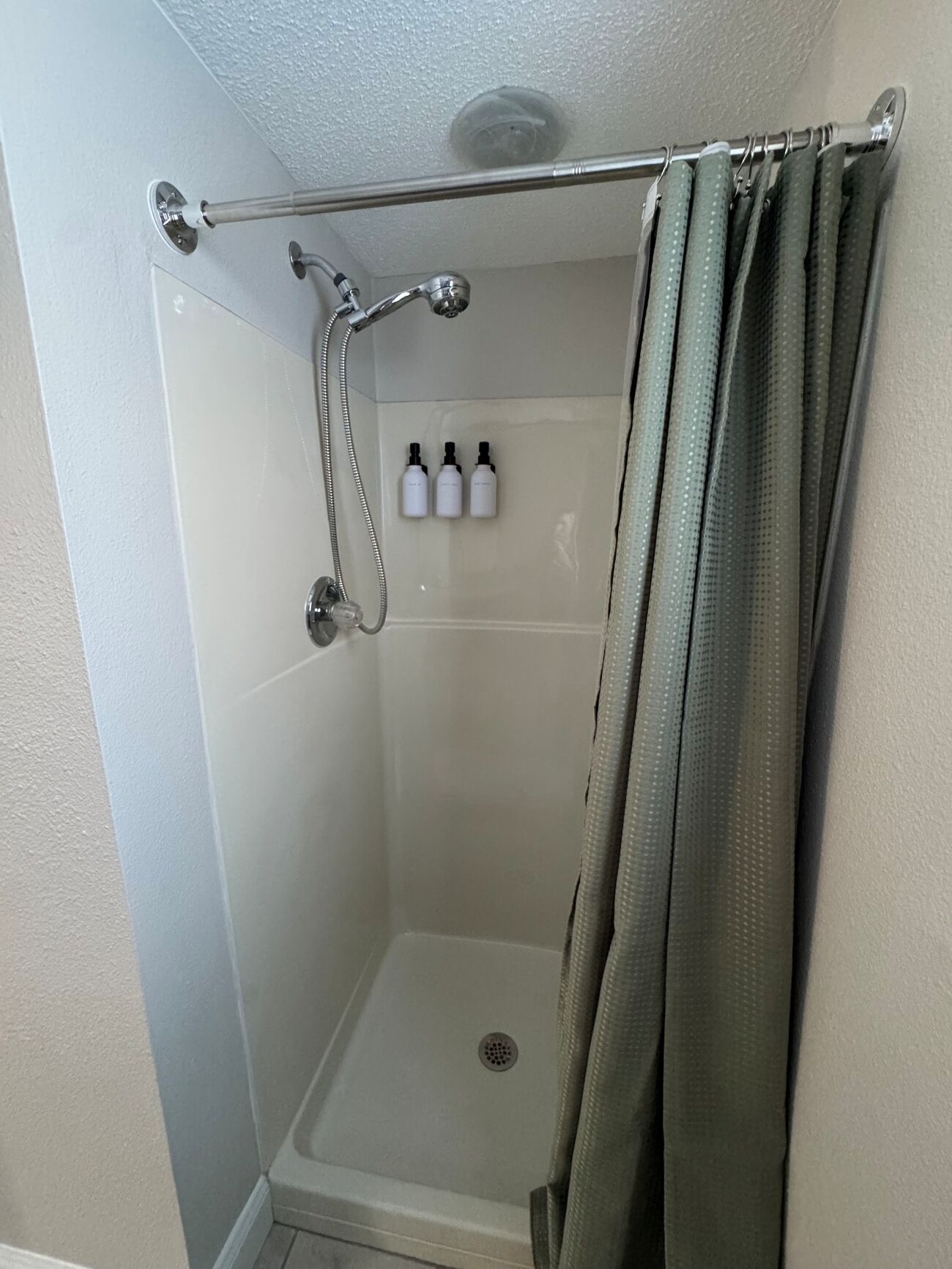 Douche, sèche-cheveux, serviettes fournies, savon