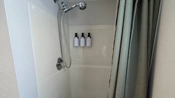 Douche, sèche-cheveux, serviettes fournies, savon