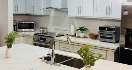 Cozy 2-bedroom, 3 Double queen bed, 2.5 Bath house in San Pedro Sula with AC