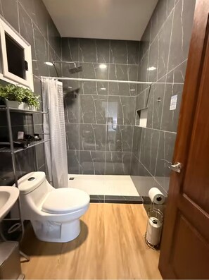 Dusj, hårføner, håndklær og såpe