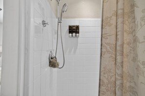 Hair dryer, towels, soap, toilet paper - Cozy Nest Cottage In Mount Dora's Historic District- Walk to downtown! (Mount Dora)