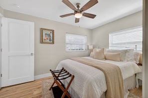 Iron/ironing board, WiFi, bed sheets - Cozy Nest Cottage In Mount Dora's Historic District- Walk to downtown! (Mount Dora)