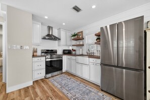 Private kitchen - Cozy Nest Cottage In Mount Dora's Historic District- Walk to downtown! (Mount Dora)