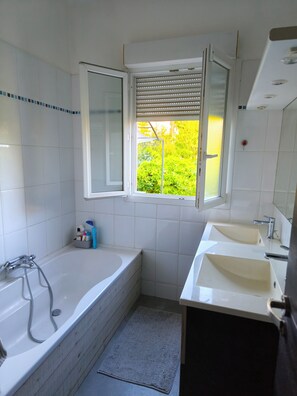 Hair dryer, toilet paper - LE CANNET- Near CANNES - Palais Festivals- House with land 4/6 pers. (Le Cannet)