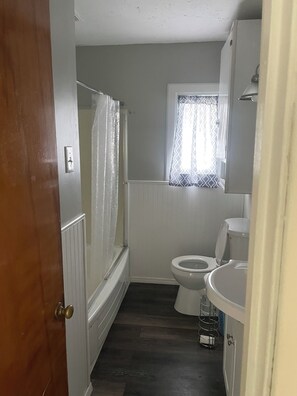 Regadera, toallas, jabón, papel de baño 
