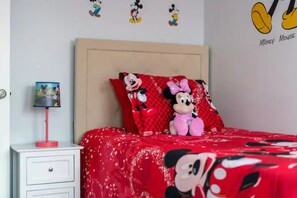 Bügeleisen/Bügelbrett, Reisekinderbett, kostenloses WLAN, Bettwäsche