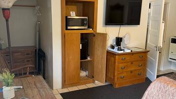 Classic Room, 1 Queen Bed, Non Smoking | Interior