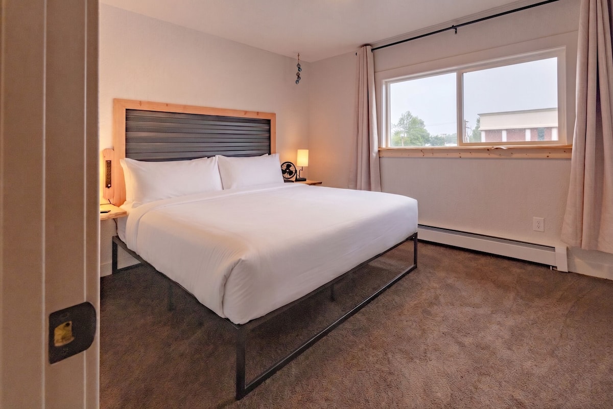 Deluxe Suite, 1 King Bed with Sofa bed, Non Smoking | Desk, laptop workspace, blackout drapes, iron/ironing board (on request)