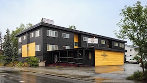 Un edificio de dos pisos con un letrero que dice Highliner Suites Hotel.