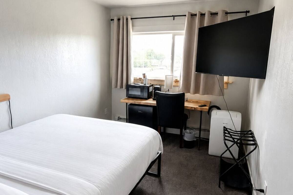 Economy Room, 1 Queen Bed, Non Smoking | Desk, laptop workspace, blackout drapes, iron/ironing board (on request)