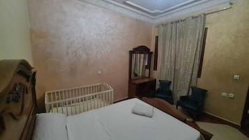 Bügeleisen/Bügelbrett, Reisekinderbett, kostenloses WLAN, Bettwäsche