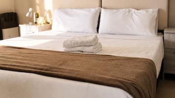 Tabla de planchar con plancha, wifi y ropa de cama