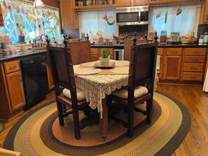 Dining - Bilbo’s Burrow~Cozy Hobbit Hole in the Pocono Mountains (Jim Thorpe)