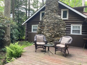 Terrace/patio - Bilbo’s Burrow~Cozy Hobbit Hole in the Pocono Mountains (Jim Thorpe)