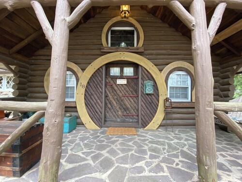 Bilbo’s Burrow~Cozy Hobbit Hole in the Pocono Mountains