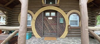 Bilbo’s Burrow~Cozy Hobbit Hole in the Pocono Mountains