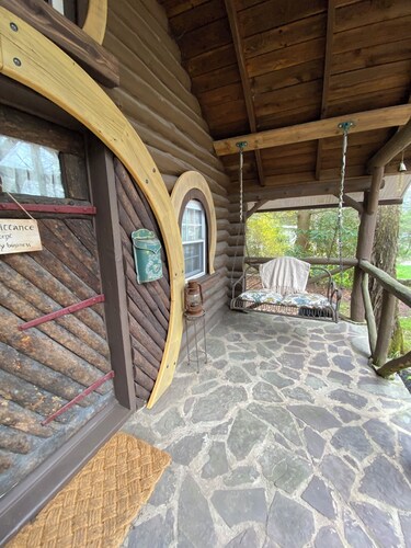 Bilbo’s Burrow~Cozy Hobbit Hole in the Pocono Mountains