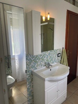 Serviettes fournies, savon, papier toilette