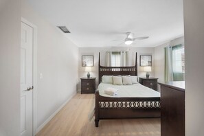 Desk, iron/ironing board, free WiFi, bed sheets - 2BR King Suites • Sleeps 6 • Fast Wifi & BBQ • Walk to the Beach (Bonita Springs)