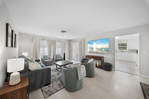 Smart TV - 2BR King Suites • Sleeps 6 • Fast Wifi & BBQ • Walk to the Beach (Bonita Springs)