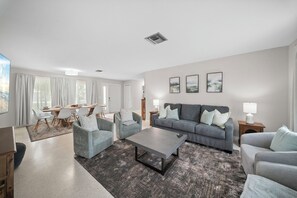 Smart TV - 2BR King Suites • Sleeps 6 • Fast Wifi & BBQ • Walk to the Beach (Bonita Springs)