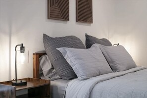 Iron/ironing board, WiFi, bed sheets - Charming Urban Home with pet friendly backyard (Austin)