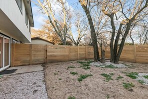 Property grounds - Charming Urban Home with pet friendly backyard (Austin)