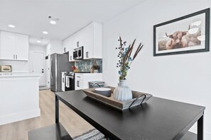 Frigorífico, microondas, horno y placa de cocina