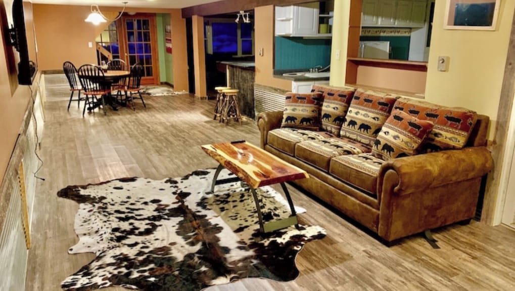 Village Creek Lodge 7 Br W/ Hot Tub & Pool - Iowa