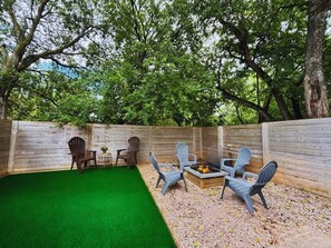 Property grounds - Charming South Austin Home w/Pet Friendly Backyard (Austin)