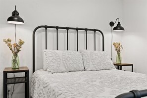 Iron/ironing board, WiFi, bed sheets - Charming South Austin Home w/Pet Friendly Backyard (Austin)