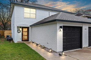 Exterior - Charming South Austin Home w/Pet Friendly Backyard (Austin)