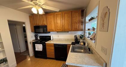 Little House on Maple Street - Cozy Retreat waking distance to Downtown Old Fort