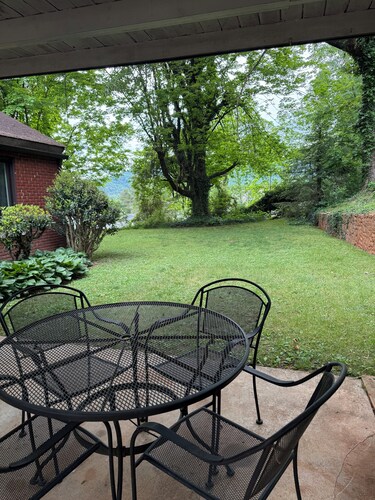 Little House on Maple Street - Cozy Retreat waking distance to Downtown Old Fort