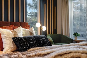 6 habitaciones, escritorio y tabla de planchar con plancha 