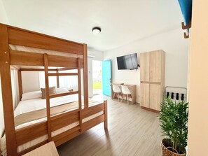 1 slaapkamer, een kluis op de kamer, een bureau