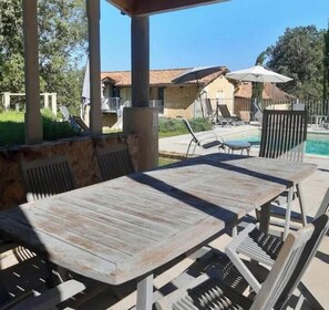 Outdoor dining - Villa de Charme au Coeur de la Nature - 20 Hectares Private Estate with Swimming Pool (Saint-Hilaire-d'Estissac)