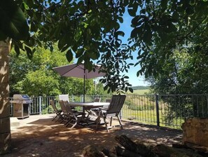 Outdoor dining - Villa de Charme au Coeur de la Nature - 20 Hectares Private Estate with Swimming Pool (Saint-Hilaire-d'Estissac)
