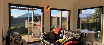 The Nest - Cosy chalet for 2 with private garden, sun terrace & mountain views