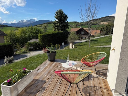 Le Nid - chalet cosy pour deux avec jardin privé et vue montagne