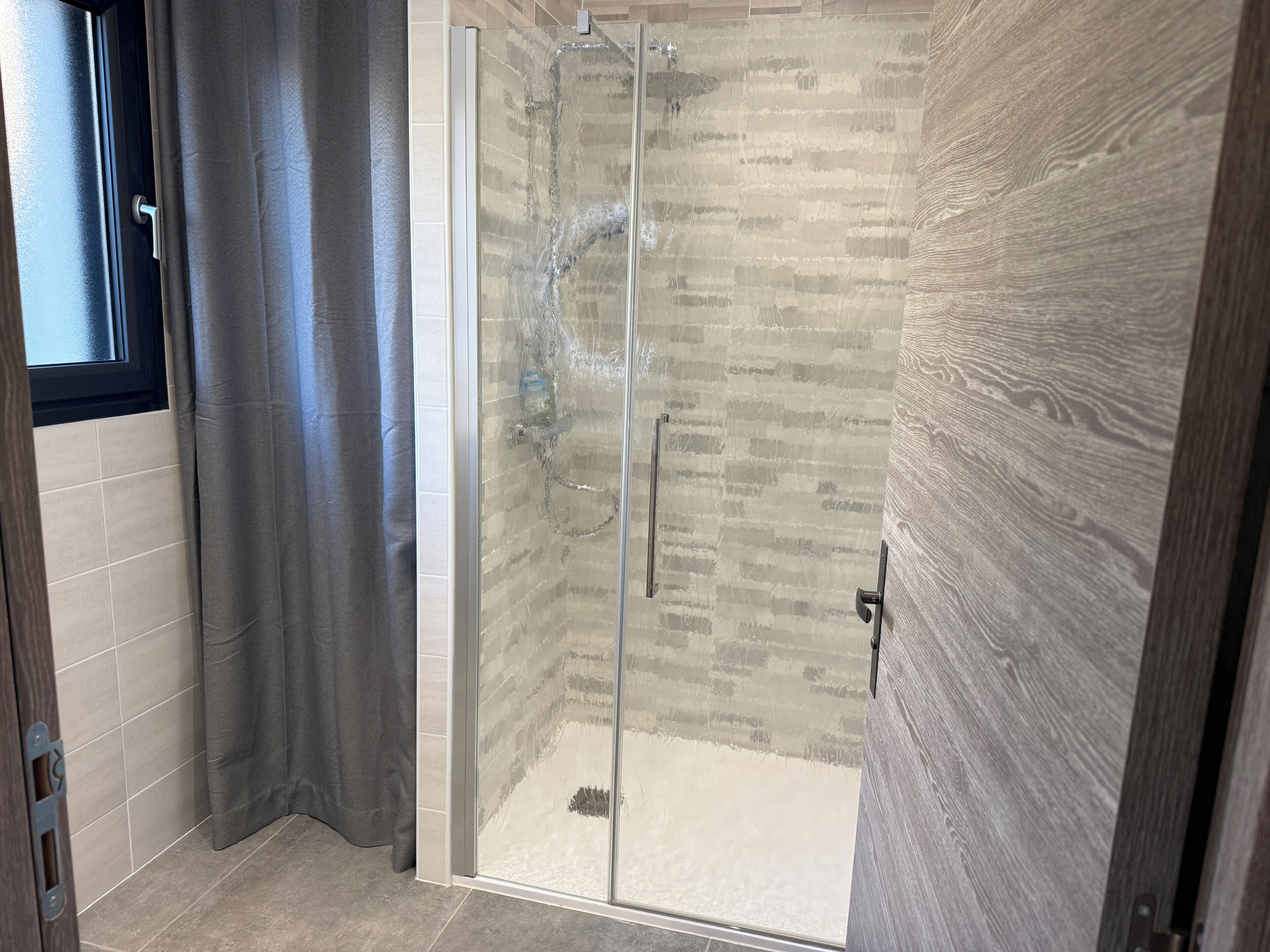 Douche, sèche-cheveux, serviettes fournies, papier toilette