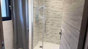 Douche, sèche-cheveux, serviettes fournies, papier toilette
