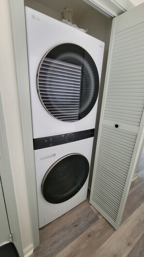 Eine weiße LG Waschmaschine und Trockner Kombination mit Ablufttrockner und Bedienfeld.