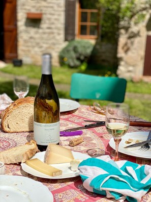 Outdoor dining - Vrbo Property (Domecy-sur-Cure)