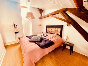 Desk, iron/ironing board, travel cot, free WiFi - Vrbo Property (Domecy-sur-Cure)